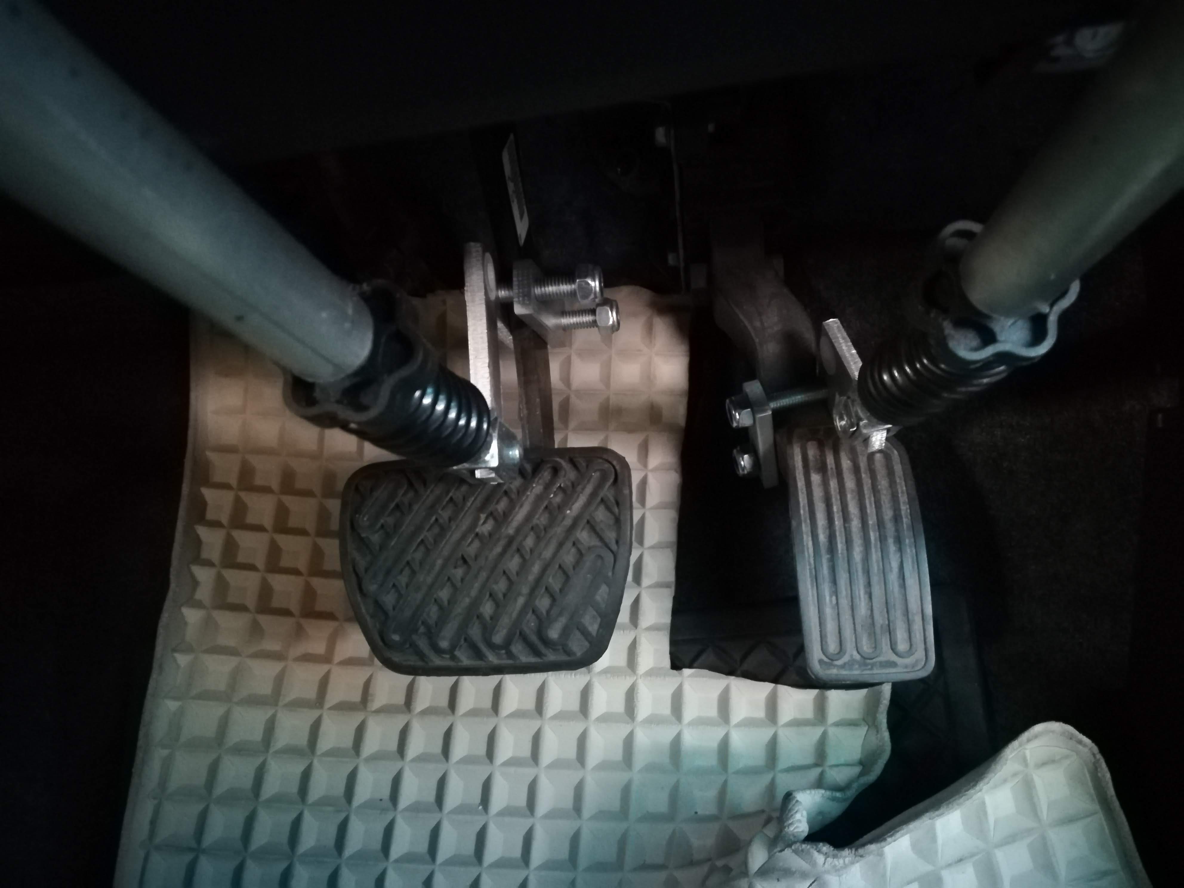 PUSH and PULL Driving control device, easy to install and very easy to install, you can transfer to another vehicle on your own.